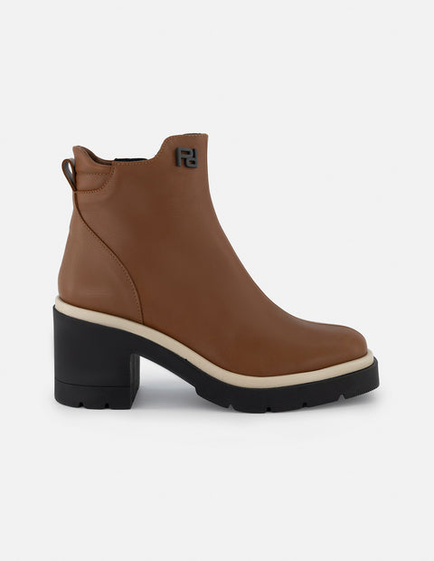 Botín de piel napa color caoba para mujer con contraste blanco