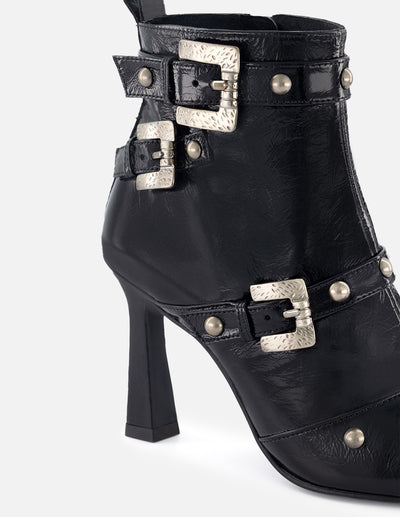 Botín de charol color negro para mujer con herrajes color grafito