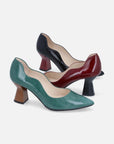 Zapato tipo Mary Jane con piel color verde con hebilla circular con decorado de pedrería para dama