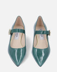 Zapato tipo Mary Jane con piel color verde con hebilla circular con decorado de pedrería para dama