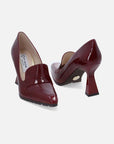 Mocasín en piel color vino y tacón alto para mujer.