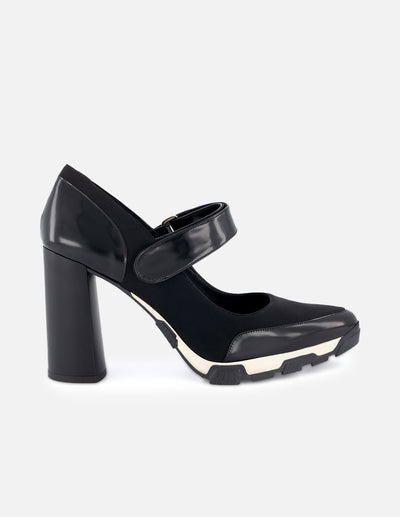 Zapatilla tipo mercedes de lycra para mujer en color negro con pulsera