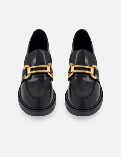 Mocasín negro piel vegano para mujer con adorno color dorado
