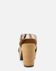 Sandalia de tacón alto en piel metalizada color plateado para mujer