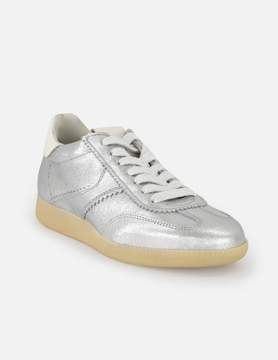 Tenis color plata de piel metalizada para mujer con napa blanca