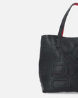 Bolso tipo tote mediano en piel grabada de letras descompuestas Prada en color negra