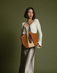 Bolso al hombro color cuero con detalles de serpiente para mujer