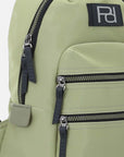 Mochila en textil color verde efecto tornasol y doble cierre frontal con etiqueta de goma al frente unisex
