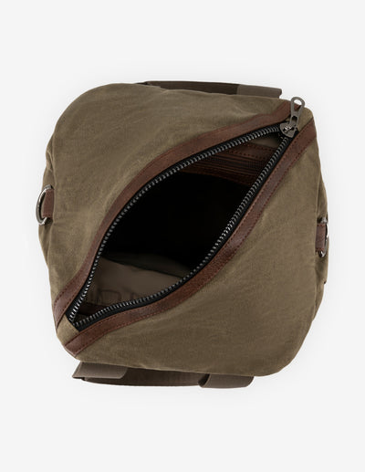 Mochila verde textil para hombre con detalles en piel marrón