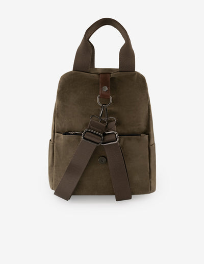 Mochila verde textil para hombre con detalles en piel marrón