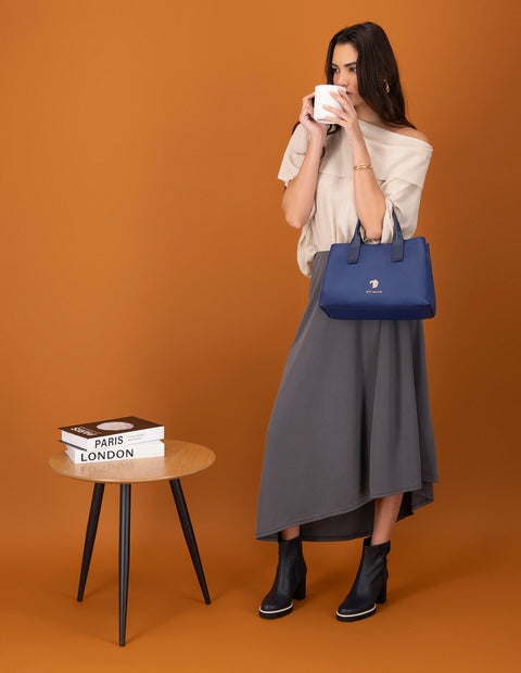 Bolso de mano color azul piel para mujer con piel bombeada