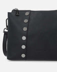 Bolso al hombro en piel color negro y tachas planas para mujer