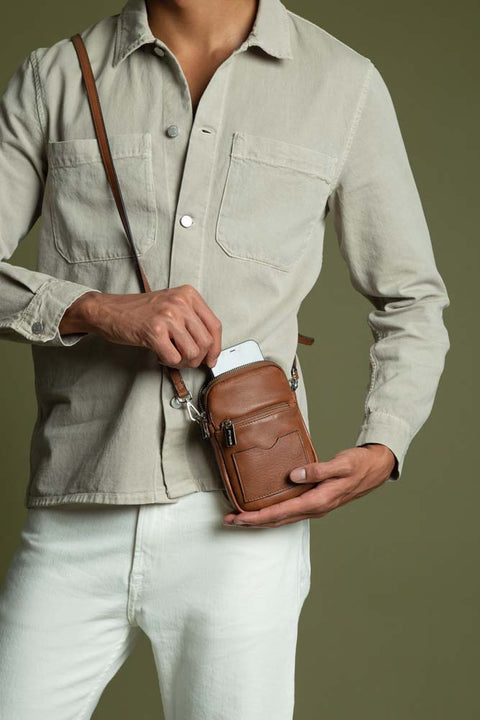 Bolso porta celular en color cuero con bandolera unisex