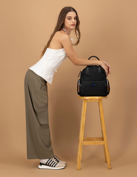 Maleta de nylon color negro para mujer con detalles en piel