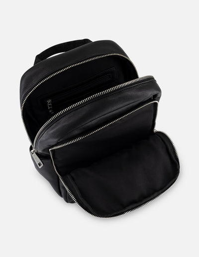 Mochila negra piel vegana para hombre con bolsillos múltiples