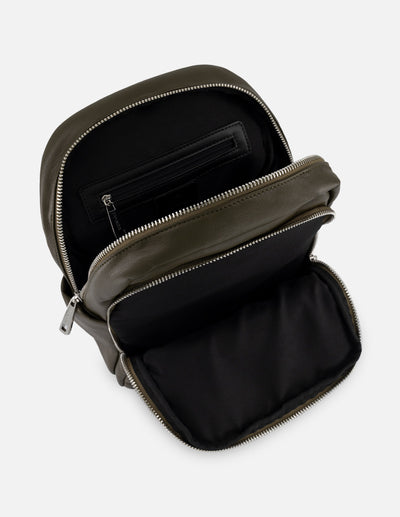 Mochila verde piel vegana para hombre con bolsillos múltiples