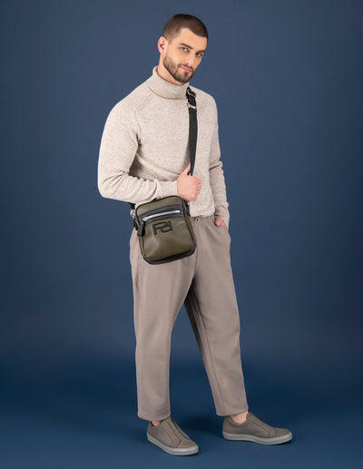 Bandolera verde piel vegana para hombre con bolsillos con cierre