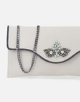 Bolso clutch en piel blanca con detalle de pedrería en el broche para mujer