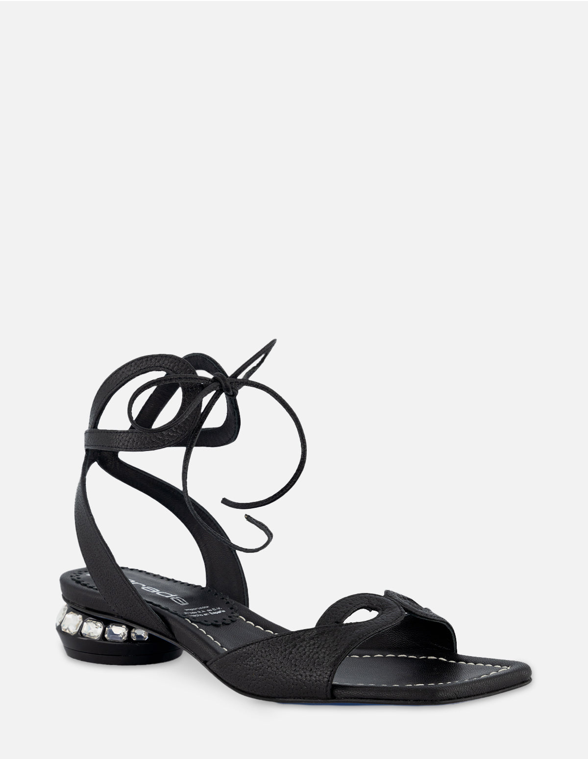 Sandalia de piso en piel bombeada color negro con tacón de pedrería para mujer