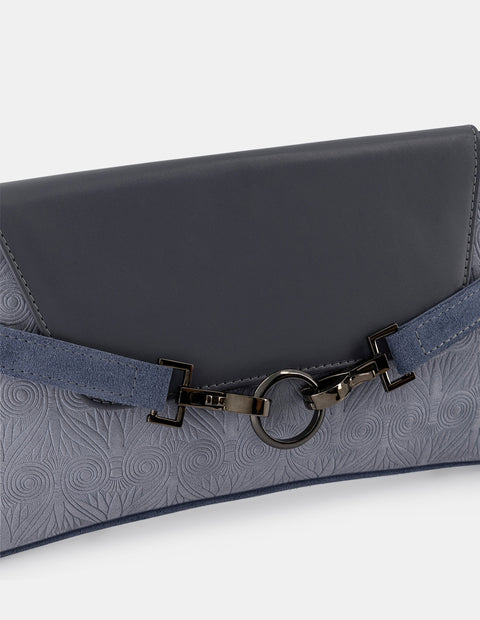 Clutch azul de ante para mujer con adorno color plateado