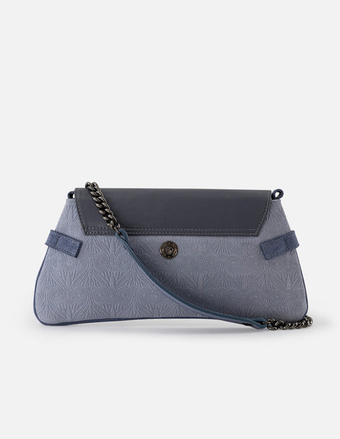 Clutch azul de ante para mujer con adorno color plateado