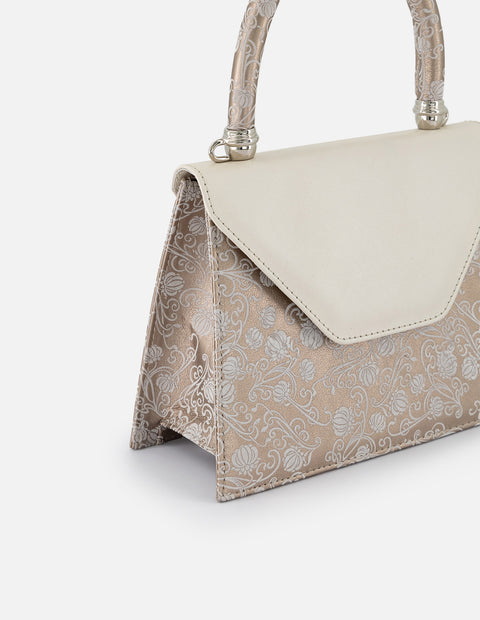 Satchel de piel  para mujer color dorado y acabados metalizados