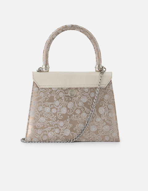 Satchel de piel  para mujer color dorado y acabados metalizados