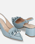 Zapatilla destalonada con maxi hebilla en color azul