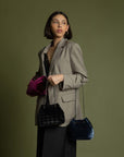 Bolso tipo bucket en textil tipo terciopelo en color vino con cadena para mujer