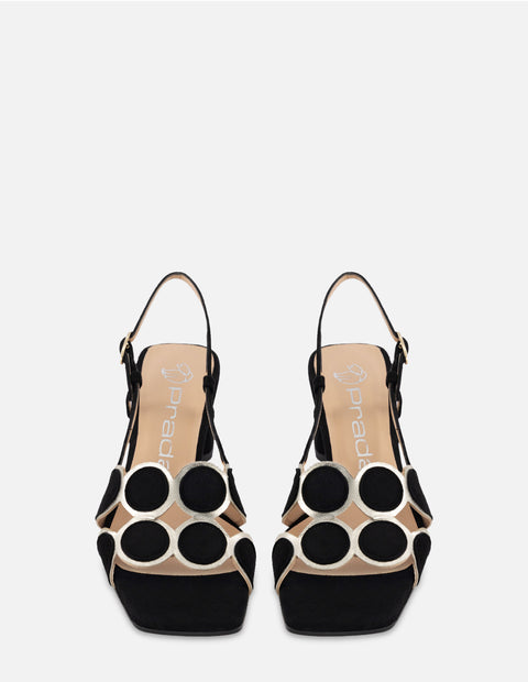 Sandalia de ante en color negro con detalles en color dorado para mujer