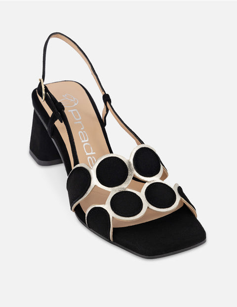 Sandalia de ante en color negro con detalles en color dorado para mujer