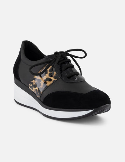 Tenis animal print para mujer con combinación de materiales
