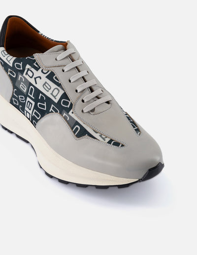 Tenis +7 cm de altura en piel napa color gris con textil de letras Prada para hombre