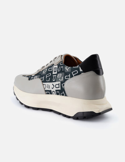 Tenis +7 cm de altura en piel napa color gris con textil de letras Prada para hombre