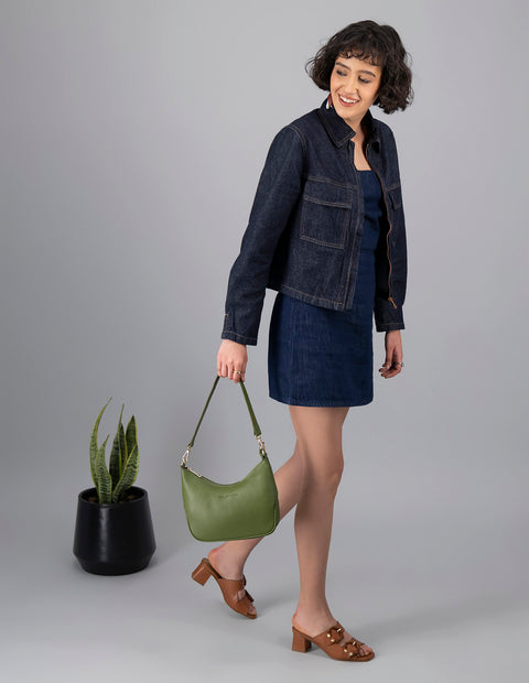 Bolso de hombro de piel para mujer color verde con detalles en color dorado