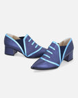 Zapato tipo Ingles en piel metalizada color azul y vistas de color azul claro en encontraste para mujer