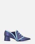 Zapato tipo Ingles en piel metalizada color azul y vistas de color azul claro en encontraste para mujer