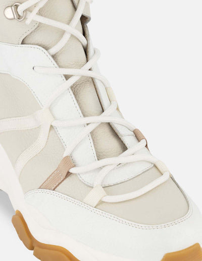 Botín deportivo con agujetas para mujer.