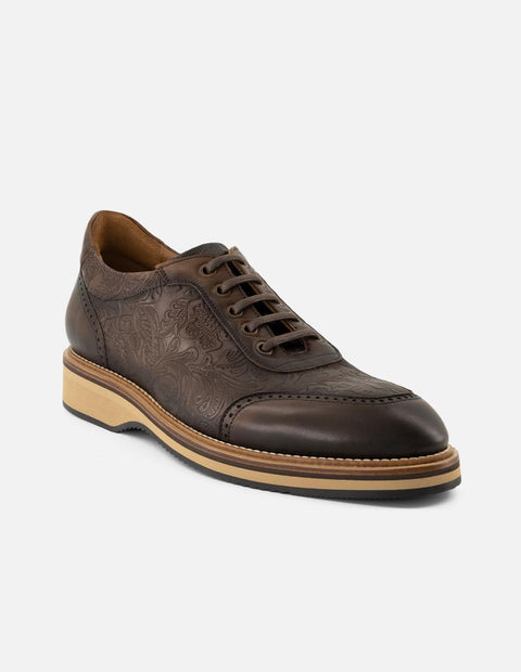 Zapato inglés café en piel grabada para hombre con sombreado sutil