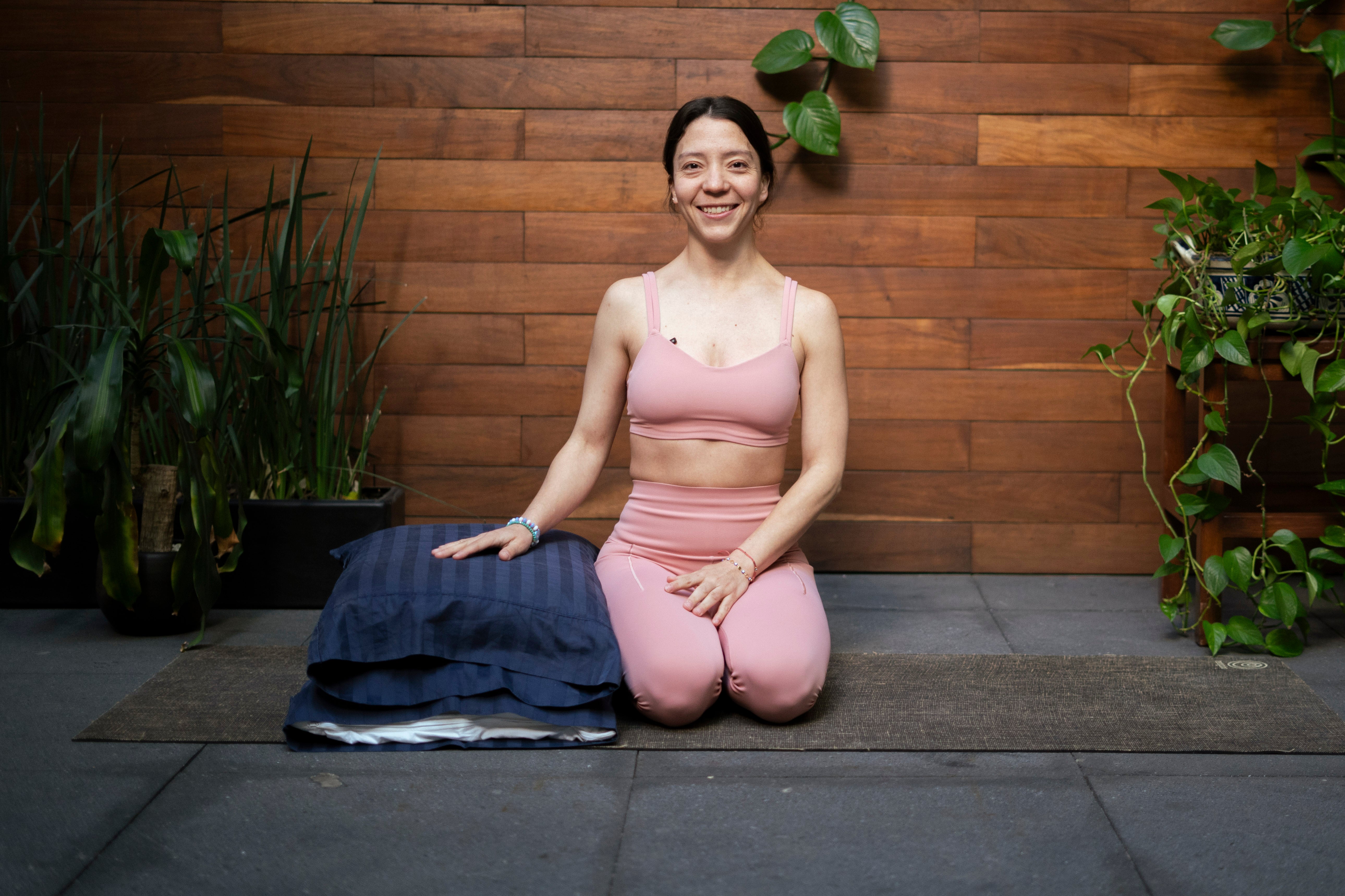 Una secuencia corta de yoga para antes de dormir por Indra Aguilar.