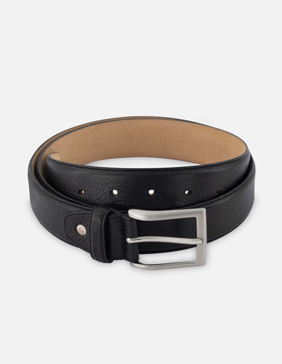 Cinturón de piel color negro con hebilla y botón metálico color plata para hombre