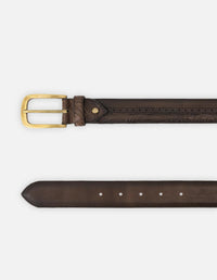 Cinturón café de piel grabada para hombre con hebilla color plateado