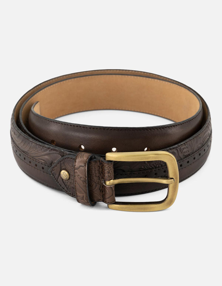 Cinturón café de piel grabada para hombre con hebilla color plateado
