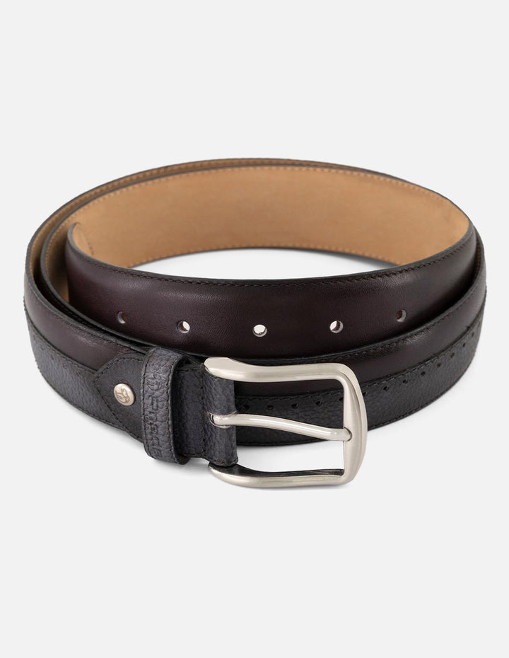 Cinturón vino de piel para hombre con picado y hebilla color plateado