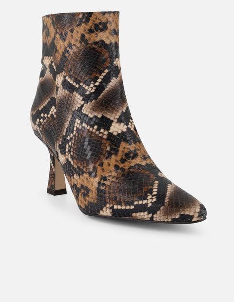 Botines café piel para mujer con grabado tipo serpiente