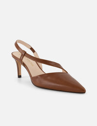 Zapatilla café piel para mujer con escote asimétrico