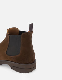 Botín Chelsea en ante color café  para hombre.