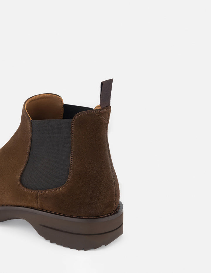 Botín Chelsea en ante color café  para hombre.
