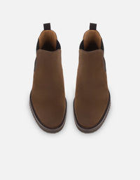 Botín Chelsea en ante color café  para hombre.