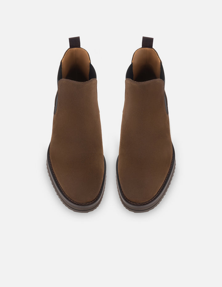 Botín Chelsea en ante color café  para hombre.